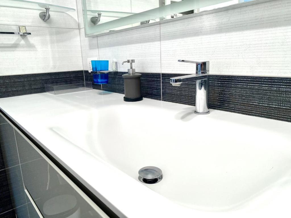 Mpm - Belinzaghi 5 6 Pax Apartment Milan Bagian luar foto